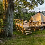 Glamping im Garten der Villa Skovly in Hesselager, Dänemark. Das geräumige Zelt mit Doppelbett steht auf einer Holzterasse im Obstgarten der Villa / © Foto: Georg Berg