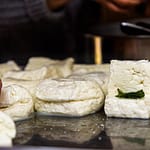 Seine typische eckige Form erhält Hellim bzw Halloumi weil der flüssige Käsebruch auf ein Blech gegossen wird und dort weiter stockt bevor er in Stücke geschnitten in kochendes Wasser gelegt wird / © Foto: Georg Berg