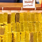 Die Malakoff-Nougat-Praline der Chocolaterie Frigoulette ist in ganz Frankreich erhältlich und besonders beliebt zu Weihnachten. Sie hebt sich äußerlich von den typischen Pralinen ab. Malakoff gehört zu den geschnittenen Pralinen, die ohne eine zusätzliche Hülle um den Kern auskommen / © Foto: Georg Berg
