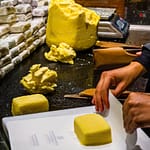 Butterstücke von 125 g werden in Papier verpackt. Beurre Bordier in Saint Malo / © Foto: Georg Berg