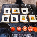 Das Frühstück krönt Sab mit einem Spiegelei im Outback-Style / © Foto: Georg Berg