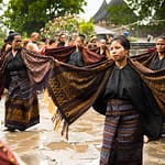 Indonesische Menschen in traditioneller Kleidung / © Foto: Georg Berg