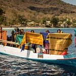 Indonesische Verkäuferinnen bieten ihre Textilien vor den indonesischen Sunda-Inseln vom Boot aus an / © Foto: Georg Berg