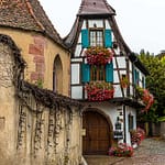 Straßenansicht von Kaysersberg mit Fachwerkhäusern / © Foto: Georg Berg