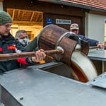 Schwungvoll wird die Zoigl-Stammwürze mit traditionellen Holzeimern in den Tankwagen gefüllt / © Foto: Georg Berg
