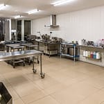 In diesem Hinterhof-Labor in Draguignan werden im Jahr und 10 Prozent der weiltweiten Trüffelernte verarbeitet. Alle Trüffel werden bei ihrer Ankunft von Hand gereinigt und dann weiterverarbeitet / © Foto: Georg Berg