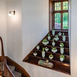 Dekorations-Inspirationen findet man in einem Haus von Olga Polizzi in jeder Ecke. Hier Fenster mit Kaktus-Sammlung in Hotel Endsleigh in West Devon, England / © Foto: Georg Berg