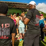 Im schwarzen Jubiläums-T-Shirt erklärt das Hash-Mouth die Regeln und einige Besonderheiten der heutigen Strecke / © Foto: Georg Berg