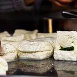 Seine typische eckige Form erhält Hellim bzw Halloumi weil der flüssige Käsebruch auf ein Blech gegossen wird und dort weiter stockt bevor er in Stücke geschnitten in kochendes Wasser gelegt wird / © Foto: Georg Berg