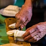 Halloumi wird vom Stück geschnitten und anschließend in der Pfanne gebraten und sofort serviert / © Foto: Georg Berg