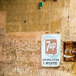 7up, Coca Cola und griechische Schrift. Griechische Zypioten begannen Anfang der 1950er Jahre damit, Varosia als Vorstadt von Famagusta zu errichten / © Foto: Georg Berg