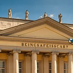 Für die documenta 14 in Kassel ausgetauschte Beschriftung des Fridericianum: "BeingSafeIsScary" / © Foto: Georg Berg