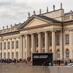 Für die documenta 14 in Kassel ausgetauschte Beschriftung des Fridericianum: "BeingSafeIsScary" / © Foto: Georg Berg