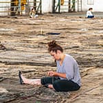 Performance "Check Point Sekondi Loco" von Ibrahim Mahama in den Henschel-Hallen, einem ehemaligen Standort der Rüstungsindustrie. Auf der documenta 14 in Kassel nähen Studenten viele Jutesäcke aneinander. Die gleiche Aktion fand zeitgleich auch in Athen statt. / © Foto: Georg Berg