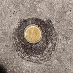 Kunst-Relikte: Einst ein umstrittenes Kunstwerk, dass die Kasselaner genervt hat. Der „Vertikale Kilometer“ von Walter de Maria verwandelte den Platz vor dem Fridericianum im Jahre 1977 zu einem lärmenden Bohrfeld / © Foto: Georg Berg