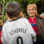 Indonesische Menschen in traditioneller Kleidung und westlichem Outfit / © Foto: Georg Berg