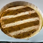 Rygeost, Rauchkäse in seiner Verpackung. Die dunklen Partien im Käse wurden dem Rauch ausgesetzt / © Foto: Georg Berg