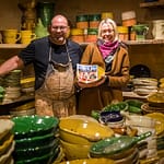 Die Cassole ist ein gutes Beispiel dafür, wie das passende Kochgeschirr den Geschmack eines Gerichts beeinflussen kann. Jean-Pierre Not mit Redakteurin Angela Berg im Verkaufsraum der Töpferei. / © Foto: Georg Berg