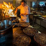 Chef Eric Rousselot bereitet das berühmte Cassoulet Imperial in der Hostellerie Etienne zu, die seit 1956 als Familienbetrieb geführt wird. Hitze und Zeit sind zwei wichtige Komponenten für den köstlichen Cassoulet aus Südrankreich / © Foto: Georg Berg