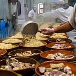 Industrielle Herstellung des Cassoulets von Castelnaudary. In Castelnaudary gibt es mehrere Fabriken, die für ganz Frankreich Cassoulet in Dosen herstellen. Bei Escourrou kann der Eintopf auch in der traditionellen Cassole gekauft werden. / © Foto: Georg Berg