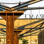 Das alte Hallengerüst mit Stahlträgern und Verstrebungen wurde mit ganz neuem Leben gefüllt / © Foto: Georg Berg