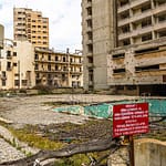Einschusslöcher im Beton und leere Swimmingpools im ehemaligen Urlaubsparadies Varoscha / © Foto: Georg Berg