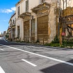 Die frisch asphaltierten Straßen sind ein Kontrast zu den verfallenen Fassaden in Varoscha, Nordzypern / © Foto: Georg Berg