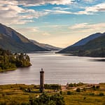 Schottland, Glenfinnan, Loch Shiel. Hier steht das Denkmal von Bonnie Prince Charlie, der 1745 an dieser Stelle den zweiten Jakobitenaufstand ausrief. Dieser Kampf um die Unabhängigkeit von England wurde bereits 1746 in der Schlacht von Culloden niedergeschlagen  / © Foto: Georg Berg