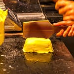 Im Maison de Beurre von Jean-Yves Bordier in Saint Malo schlagen Butter-Paddel Wasser aus der Butter heraus / © Foto: Georg Berg