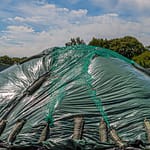 Mehr als drei Meter hoch türmen sich vor der Lagerhalle viele Tonnen rohes Salz der Guérande / © Foto: Georg Berg