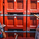 Salz der Guérande: In großen lebensmittelechten Kisten lagert die Salzernte verschiedener Jahrgänge / © Foto: Georg Berg