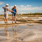 Bretagne Guerande Salzbauer Paludier: Matthieu erklärt Reporterin Angela Berg, wie das Fleur de Sel geerntet wird / © Foto: Georg Berg