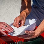 Salzbauer Matthieu zeigt die feine Struktur des Fleur de Sel / © Foto: Georg Berg