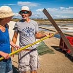 Matthieu erklärt Reporterin Angela Berg die Handhabung des Salzschiebers / © Foto: Georg Berg