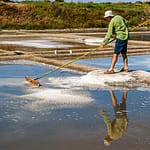 Bretagne Guerande: Salzbauer bei seiner täglichen Arbeit / © Foto: Georg Berg