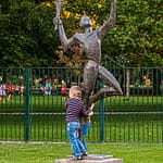 Bronze-Statue eines Tennisspielers im Park von Dobrich in Bulgarien / © Foto: Georg Berg