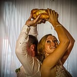 Beim rituellen Brotbrechen auf der bulgarischen Hochzeit entscheidet sich angeblich, wer von beiden während der Ehe zu sagen hat / © Foto: Georg Berg