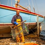 James Brown, einer der letzten Austernfischer in Cornwall vor seinem Segelboot / © Foto: Georg Berg