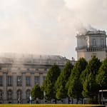 Kassel schickt Rauchzeichen vom Zwehrenturm. Künstler Daniel Knorr will mit diesem Rauch „Warme Signale“ nach Athen senden, dem zweiten Ausstellungsort der documenta 14 / © Foto: Georg Berg