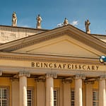 Für die documenta 14 in Kassel ausgetauschte Beschriftung des Fridericianum: "BeingSafeIsScary" / © Foto: Georg Berg