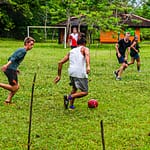 Die Sprache des Fußballs kennt keine Grenzen. Mit den Einheimischen, die im Auftrag des Forschungsprojekts die Freiwilligen nachts am Strand entlang führen, verabredet man sich am Wochenende gerne auf dem Bolzplatz / © Foto: Georg Berg