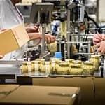 25.000 Gläser werden in der Fabrik von Edmond Fallot täglich abgefüllt / © Foto: Georg Berg