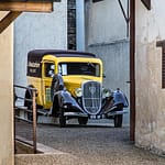 Ein Lieferfahrzeug aus vergangener Zeit steht im Hof der Moutarderie Edmond Fallot / © Foto: Georg Berg