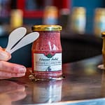 Viele der aromatisierten Senfsorten enthalten noch die Senfschalen. Sie gehören zu den groben Senfsorten und sind mit weiteren Burgund-Spezialitäten wie Cassis, der schwarzen Johannisbeere oder mit Pain d’Epices, Lebkuchengewürzen, verfeinert / © Foto: Georg Berg