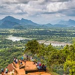 Atemberaubender Blick von der Felsenfestung Sigiriya über Reisfelder und in der Ferne liegende Gebirgszüge / © Foto: Georg Berg