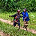 In Sierra Leone verspricht der Schulbesuch eine bessere Zukunft. „Die Reichen weinen auch“, steht auf dem T-Shirt. Wenn sie mal lesen können, haben die Jungen hoffentlich noch mehr Grund zu lachen / © Foto: Georg Berg