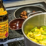 Eine Melange von guten Zutaten. Der Bohnensuppe nach einem mittelalterlichen Rezept wrid neben viel Safran auch Rauchbier zugefügt / © Foto: Georg Berg