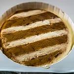 Rygeost, Rauchkäse in seiner Verpackung. Die dunklen Partien im Käse wurden dem Rauch ausgesetzt / © Foto: Georg Berg