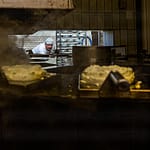 Käseproduzent Jørgen Hof aus Gundestrup hat die Rauchmaschine selbst konzipiert und feuert mit Stroh aus eigenem biologischem Anbau / © Foto: Georg Berg