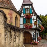Straßenansicht von Kaysersberg mit Fachwerkhäusern / © Foto: Georg Berg